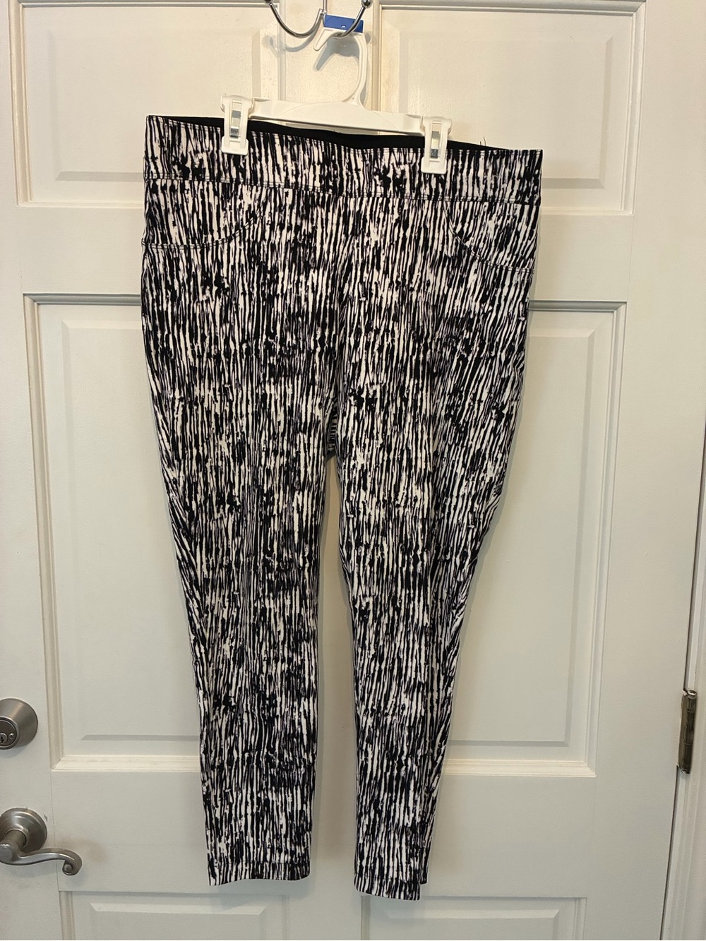 Investments Black & White Abstract Stripe Leggings